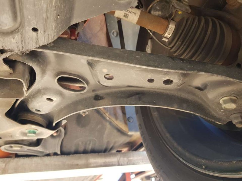 Recambio de brazo suspension inferior delantero izquierdo para hyundai kona klass hybrid 2wd referencia OEM IAM 54500J9000  