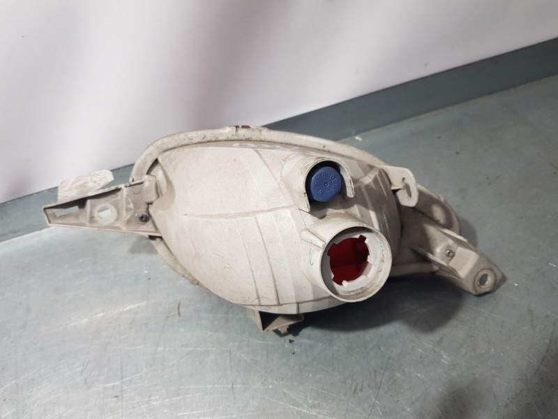 Recambio de piloto trasero izquierdo paragolpes para toyota yaris hsd city referencia OEM IAM 815610D600  PATA QUEBRADA