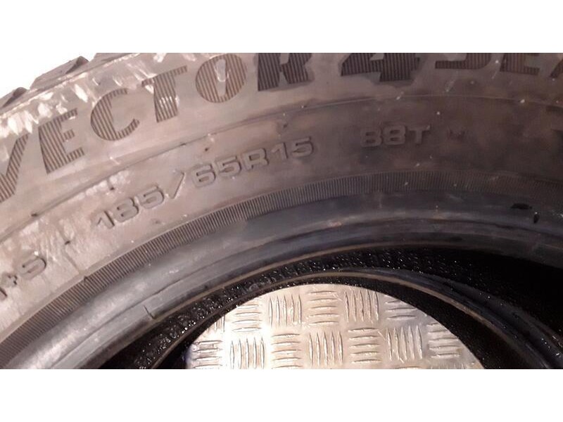 Recambio de neumatico pareja para neumaticos reutilizados - referencia OEM IAM 185651588T GOODYEAR 185/65/15/88T