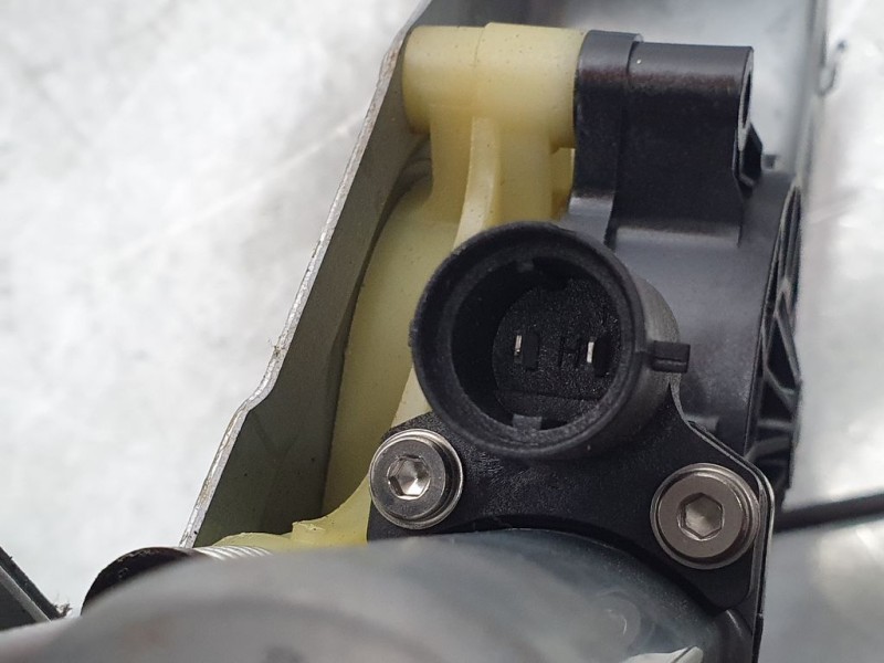 Recambio de elevalunas delantero izquierdo para renault kangoo profesional referencia OEM IAM 8200497570  ELECTRICO 2 PINS