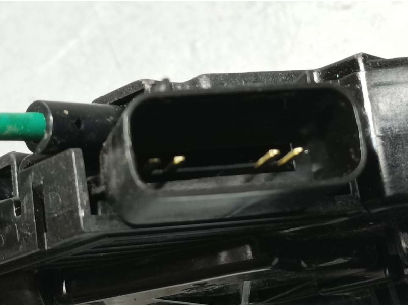 Recambio de cerradura puerta delantera derecha para ssangyong tivoli limited 4x2 referencia OEM IAM 7122035000  ELECTRICA 4 PINS