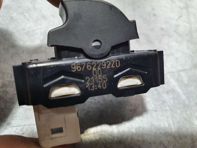 Recambio de mando elevalunas delantero derecho para toyota proace furgon referencia OEM IAM 96762292ZD  