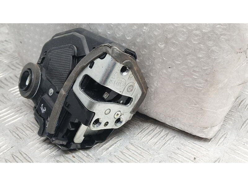 Recambio de cerradura puerta trasera derecha para toyota auris hybrid active referencia OEM IAM 6905005050 ELECTRICA A084219