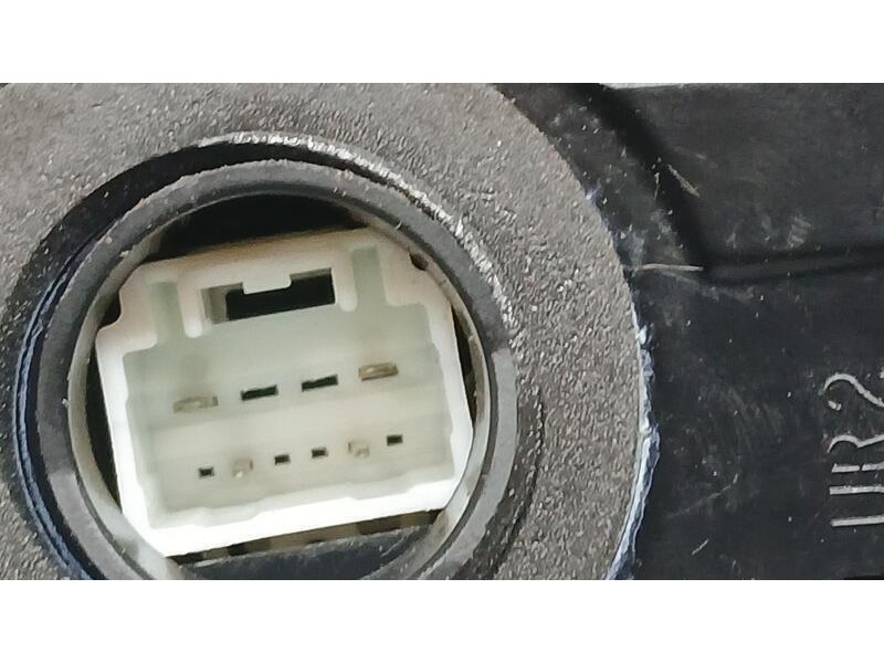 Recambio de cerradura puerta trasera derecha para toyota auris hybrid active referencia OEM IAM 6905005050 ELECTRICA A084219