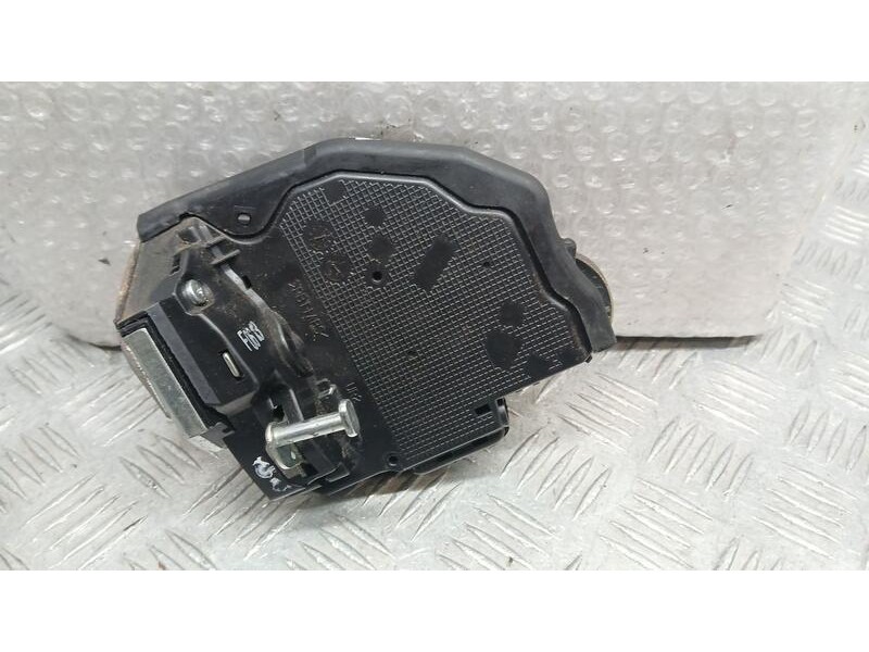 Recambio de cerradura puerta trasera derecha para toyota auris hybrid active referencia OEM IAM 6905005050 ELECTRICA A084219