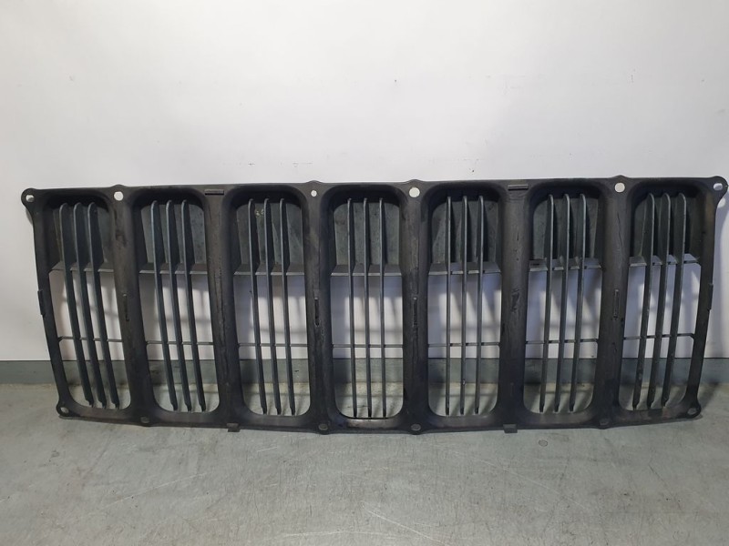 Recambio de rejilla delantera para jeep compass limited referencia OEM IAM 0YS24XXXAA  PARTE NEGRA DENTRO