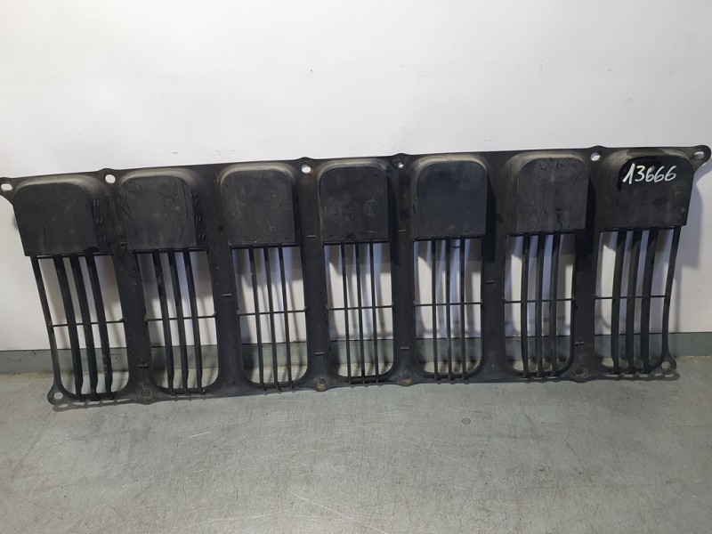 Recambio de rejilla delantera para jeep compass limited referencia OEM IAM 0YS24XXXAA  PARTE NEGRA DENTRO