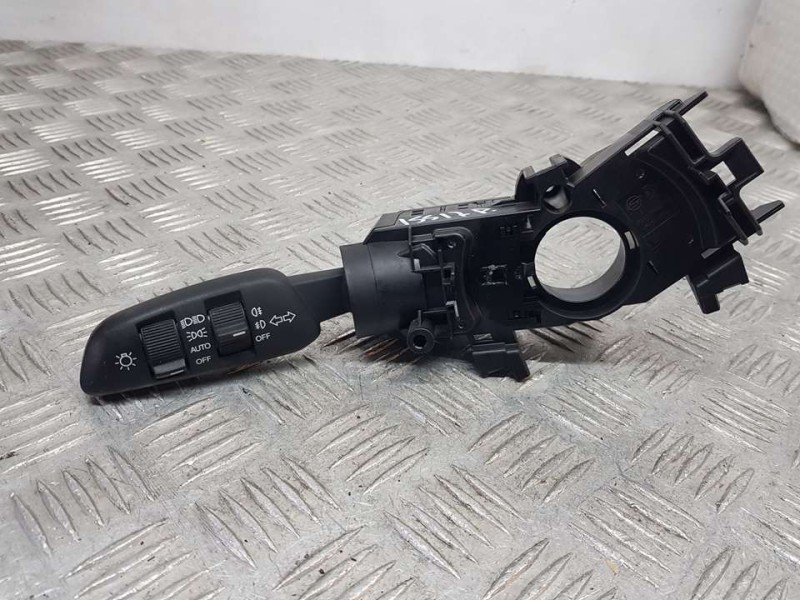 Recambio de mando luces para ssangyong tivoli line 4x2 referencia OEM IAM 8591035130  