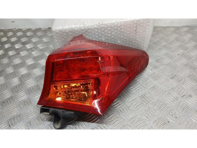 Recambio de piloto trasero derecho para toyota auris hybrid active referencia OEM IAM 8155102A61 ROZADO 