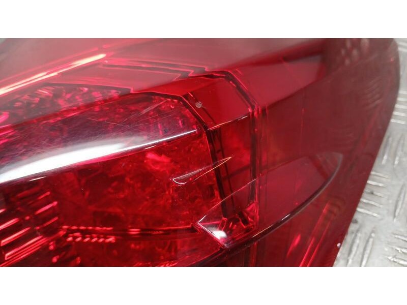 Recambio de piloto trasero derecho para toyota auris hybrid active referencia OEM IAM 8155102A61 ROZADO 