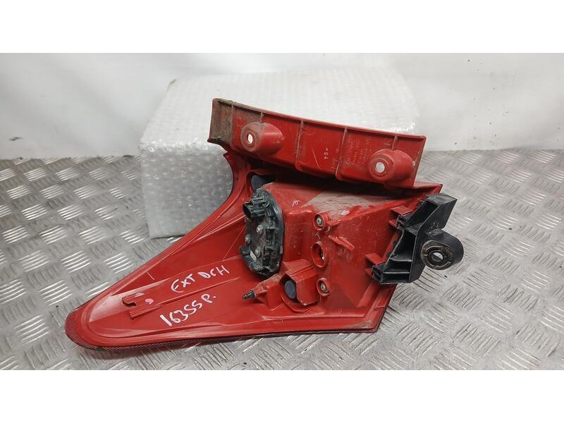 Recambio de piloto trasero derecho para toyota auris hybrid active referencia OEM IAM 8155102A61 ROZADO 