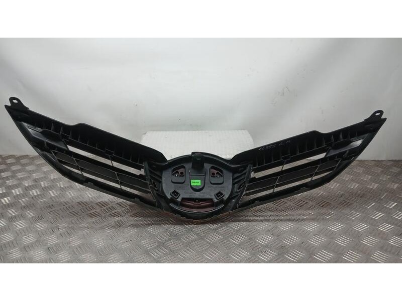 Recambio de rejilla delantera para toyota auris hybrid active referencia OEM IAM 5311402260 ROZADA 