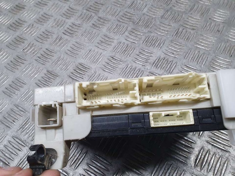 Recambio de modulo electronico para toyota yaris hsd active referencia OEM IAM 892210D400 MB2390009540 DENSO