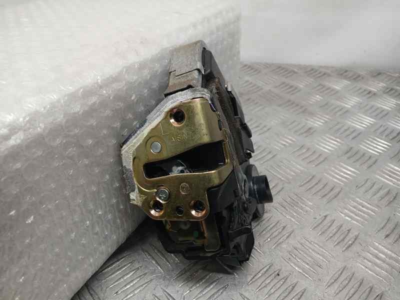 Recambio de cerradura puerta trasera izquierda para lexus rx 300(mcu35) luxury referencia OEM IAM 4D2313 Z4 