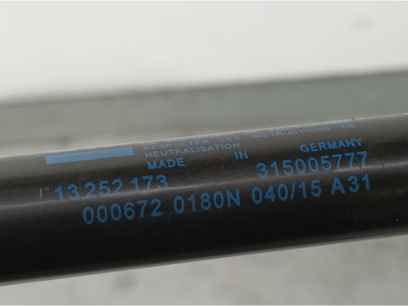 Recambio de amortiguadores capo para opel insignia berlina excellence referencia OEM IAM 13252173  