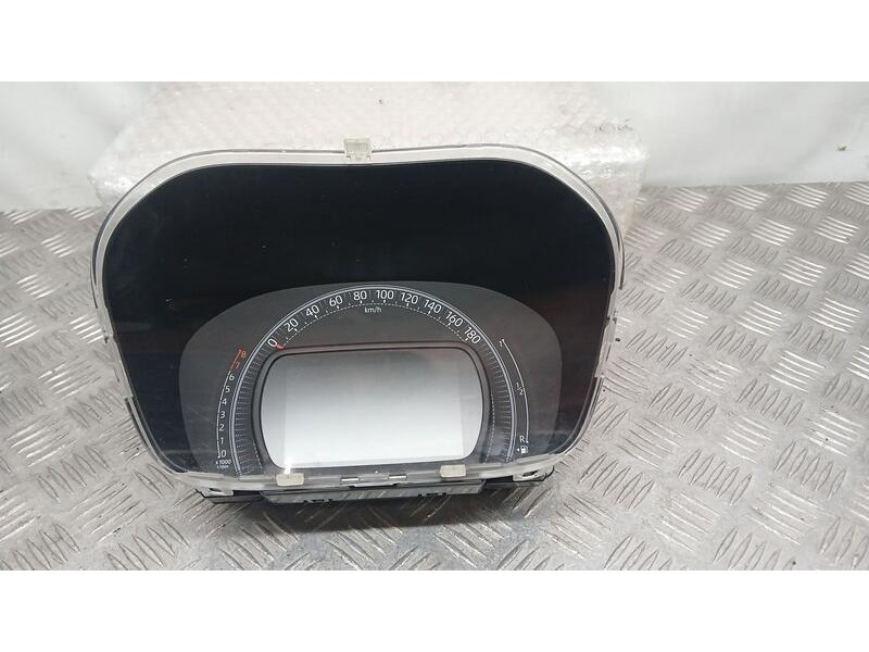 Recambio de cuadro instrumentos para toyota aygo x play referencia OEM IAM 838000H751  