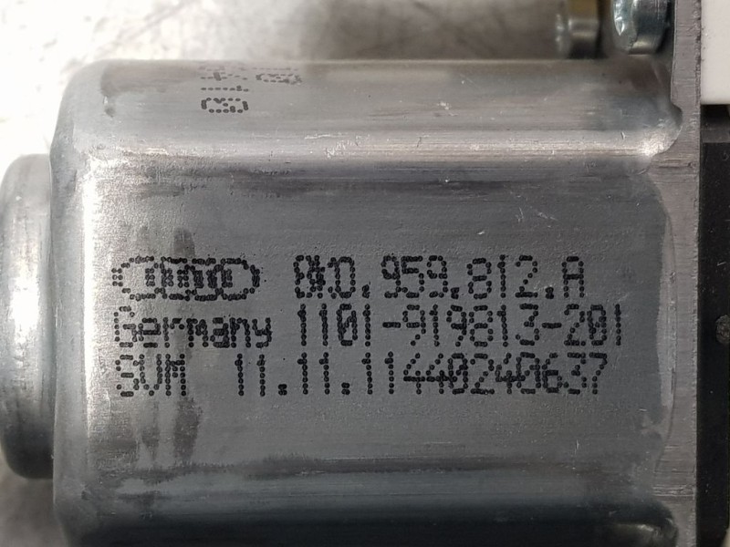 Recambio de motor elevalunas trasero derecho para audi a4 ber. (b8) básico referencia OEM IAM 8N0959812A  
