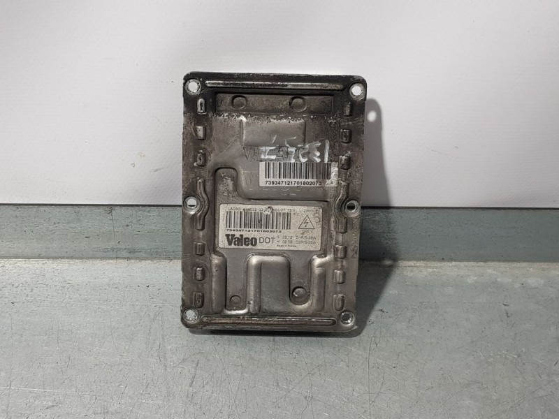 Recambio de centralita faro para chrysler 300 c 3.0 crd referencia OEM IAM 89032133  VALEO