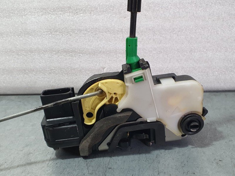 Recambio de cerradura puerta trasera izquierda para chevrolet cruze hatchback lt referencia OEM IAM 13579557  4 PINES