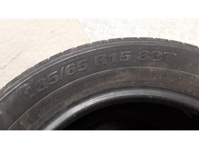 Recambio de neumatico pareja para neumaticos reutilizados - referencia OEM IAM 185651588T KUMHO 185/65/15/88T