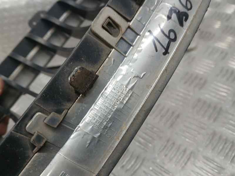 Recambio de rejilla delantera para bmw serie 3 berlina (e90) 318d referencia OEM IAM 51137201967  IZQUIERDA TOCADA