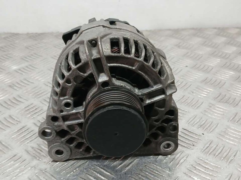 Recambio de alternador para volkswagen polo berlina (6n2) trendline referencia OEM IAM 038903018R 0986041920 BOSCH