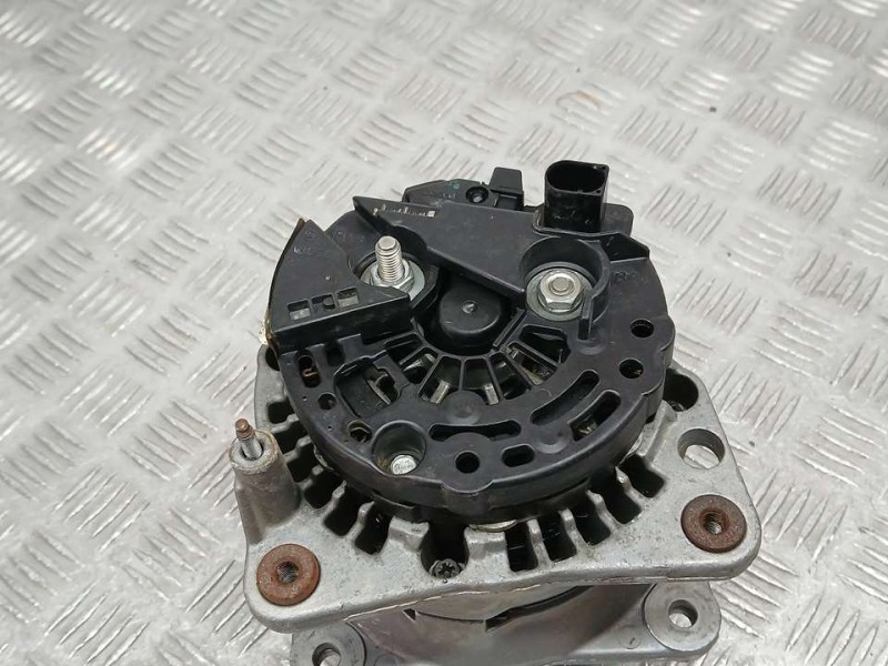 Recambio de alternador para volkswagen polo berlina (6n2) trendline referencia OEM IAM 038903018R 0986041920 BOSCH