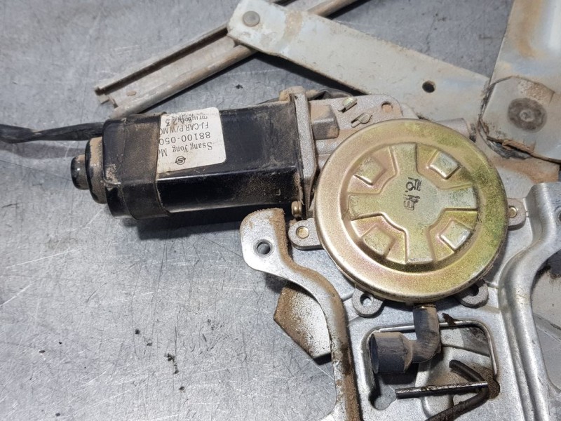 Recambio de elevalunas trasero izquierdo para ssangyong musso 2.9 d referencia OEM IAM 8810005000  ELECTRICO 2 PINS