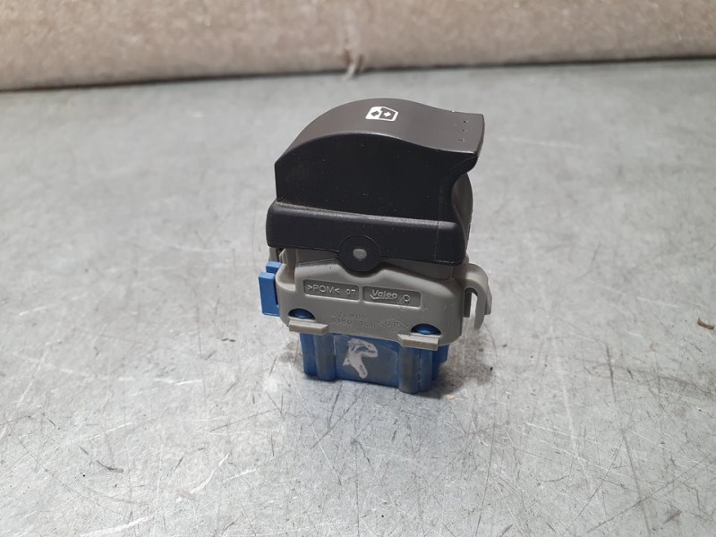 Recambio de mando elevalunas delantero derecho para renault master kombi l2h2 3,5t referencia OEM IAM 476809  