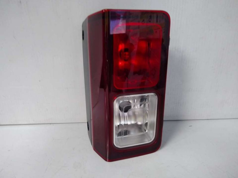 Recambio de piloto marcha atras para renault trafic furgón referencia OEM IAM TRASERO DERECHO PVP 72,60 TRASERO DERECHO