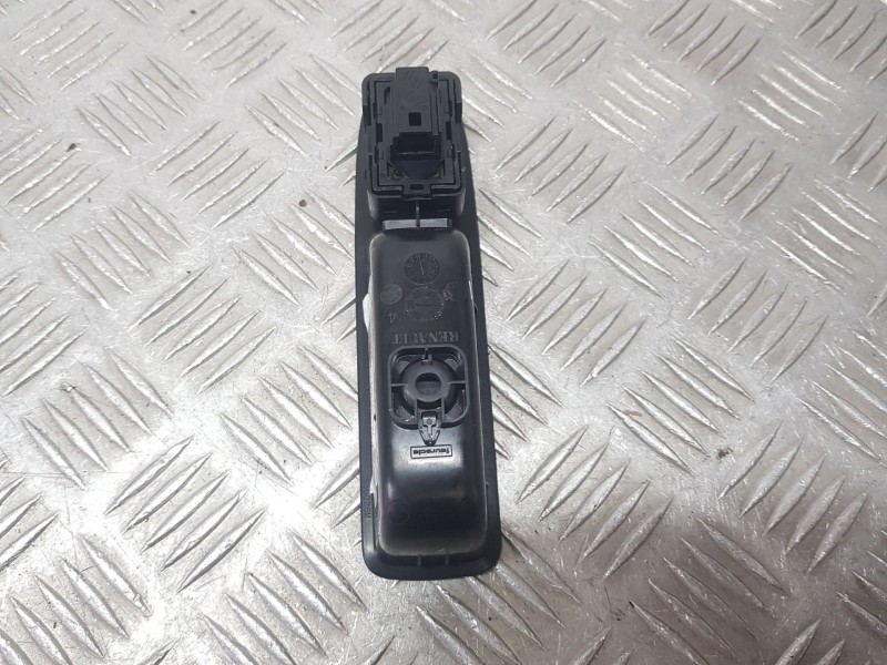 Recambio de mando elevalunas trasero izquierdo para renault clio v (b7_) tce 90 (b7mt) referencia OEM IAM 254218388R  