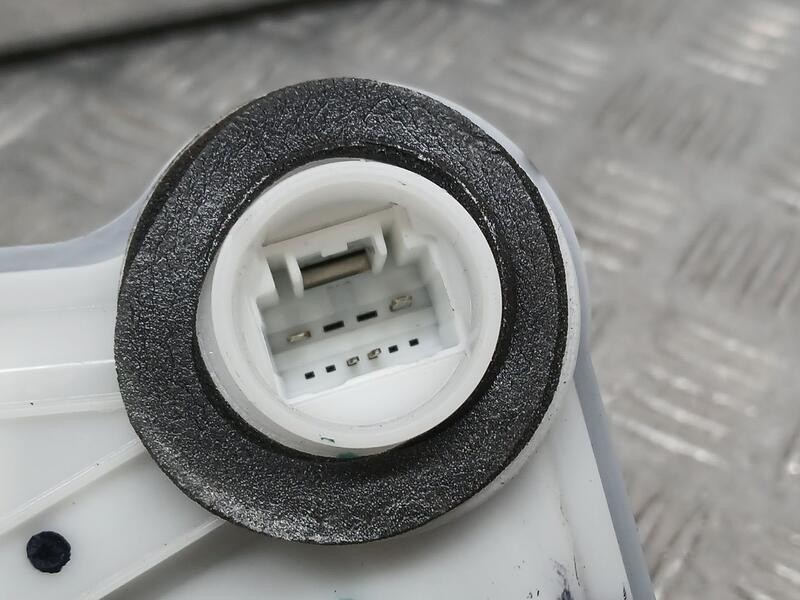 Recambio de cerradura puerta delantera derecha para toyota corolla (e21) hybrid active referencia OEM IAM 6903002511  ELECTRICA