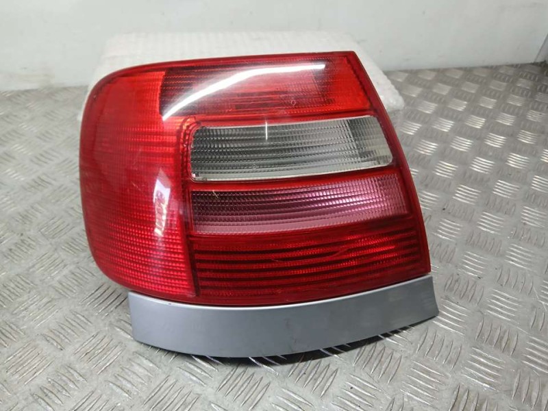 Recambio de piloto trasero izquierdo para audi a4 berlina (b5) 1.8 referencia OEM IAM 8D0945111D  ROZADO