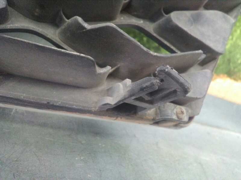 Recambio de rejilla delantera para nissan x-trail (t31) se referencia OEM IAM 62310JG40A  ROZADA