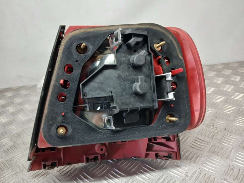 Recambio de piloto trasero izquierdo para audi a4 berlina (b5) 1.8 referencia OEM IAM 8D0945111D  ROZADO