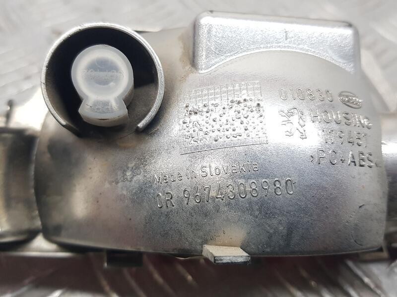 Recambio de piloto trasero central para peugeot 208 signature referencia OEM IAM 9674308980  ANTINIEBLAS PARAGOLPES