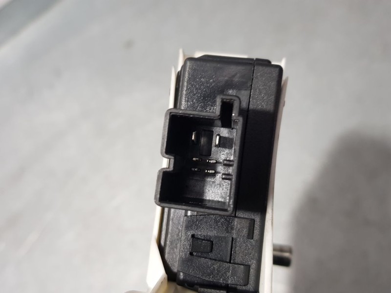 Recambio de motor elevalunas delantero izquierdo para skoda yeti experience referencia OEM IAM 8K0959811 1101965578100 BROSE