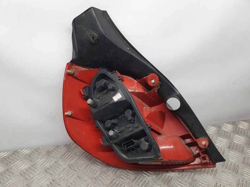 Recambio de piloto trasero derecho para renault clio iii dynamique referencia OEM IAM 8200828851H 13382F FARBA