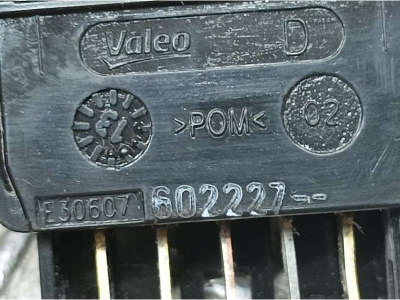 Recambio de mando elevalunas delantero izquierdo para dacia duster laureate 4x2 referencia OEM IAM 602227 E30607 VALEO