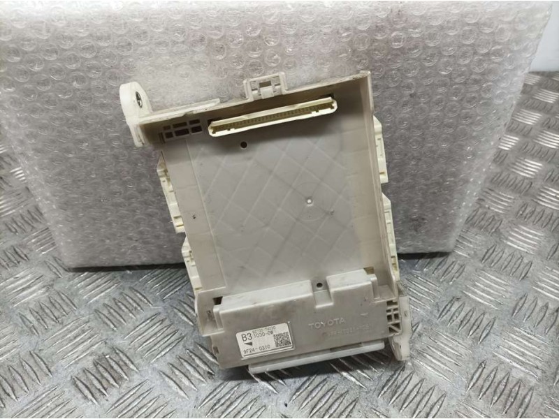 Recambio de caja reles / fusibles para toyota iq básico referencia OEM IAM 8273074030 9F240310 