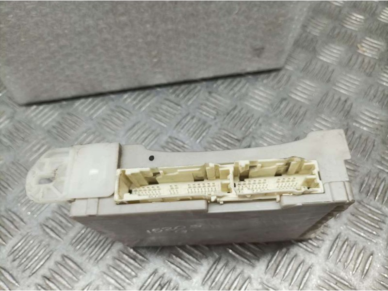 Recambio de caja reles / fusibles para toyota iq básico referencia OEM IAM 8273074030 9F240310 