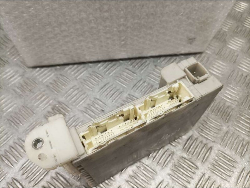 Recambio de caja reles / fusibles para toyota iq básico referencia OEM IAM 8273074030 9F240310 