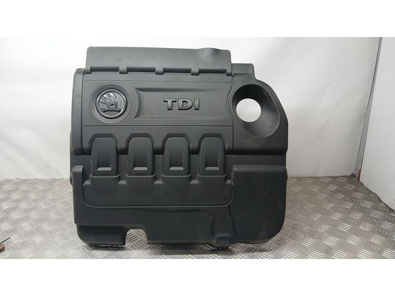 Recambio de tapa motor para skoda rapid ambition referencia OEM IAM 04L103925AA  