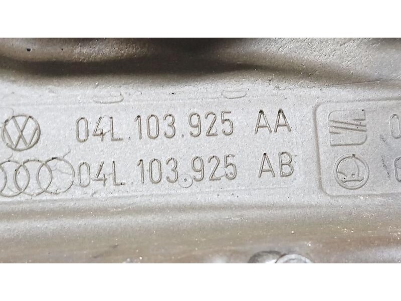 Recambio de tapa motor para skoda rapid ambition referencia OEM IAM 04L103925AA  