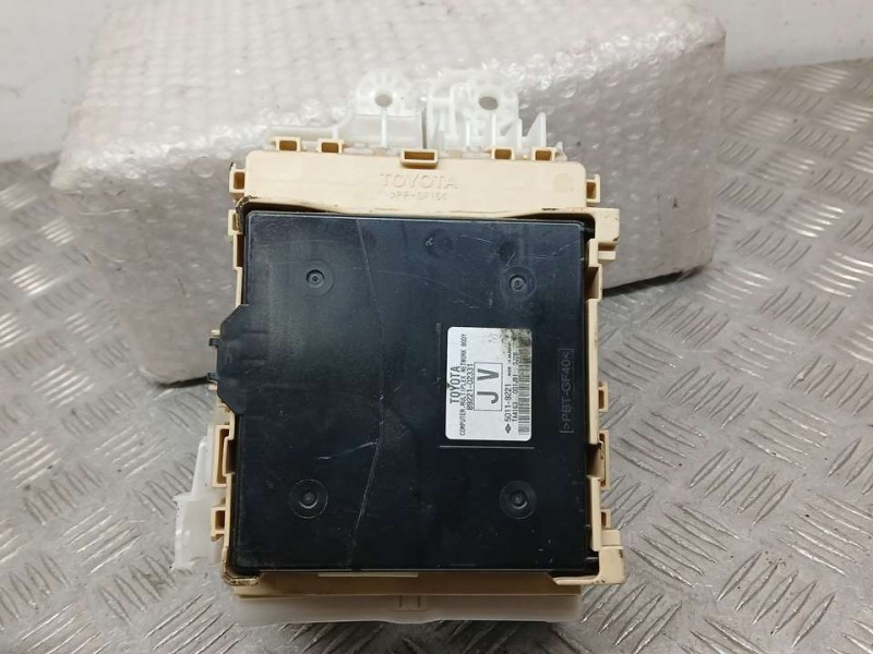 Recambio de caja reles / fusibles para toyota auris active referencia OEM IAM 8922102331 50119221 