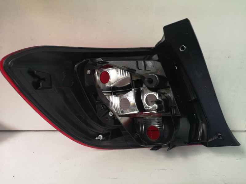 Recambio de piloto trasero derecho para dacia sandero referencia OEM IAM 265506669R  