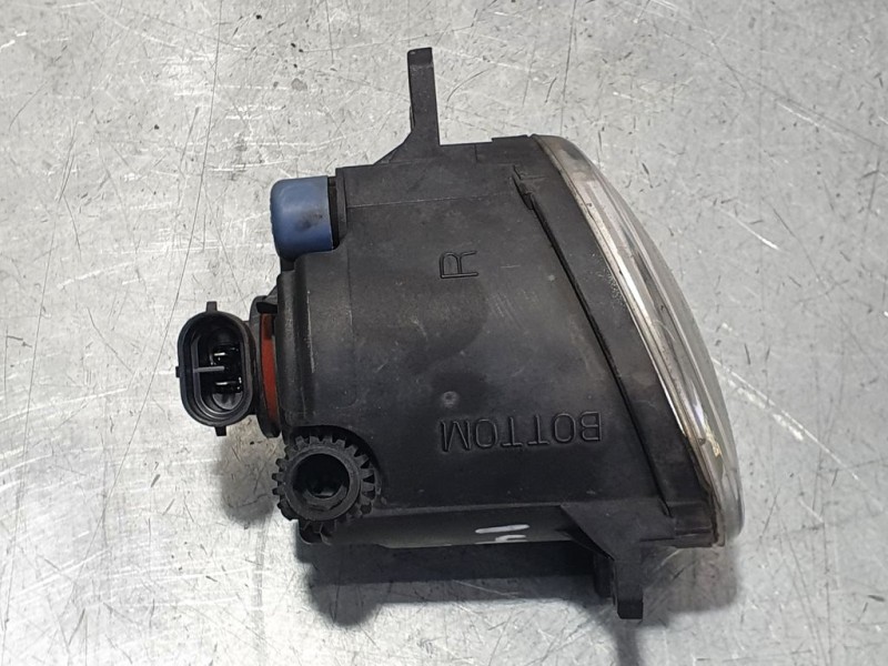 Recambio de faro antiniebla derecho para toyota avensis (t27) advance referencia OEM IAM 812100D041 89210656 VALEO