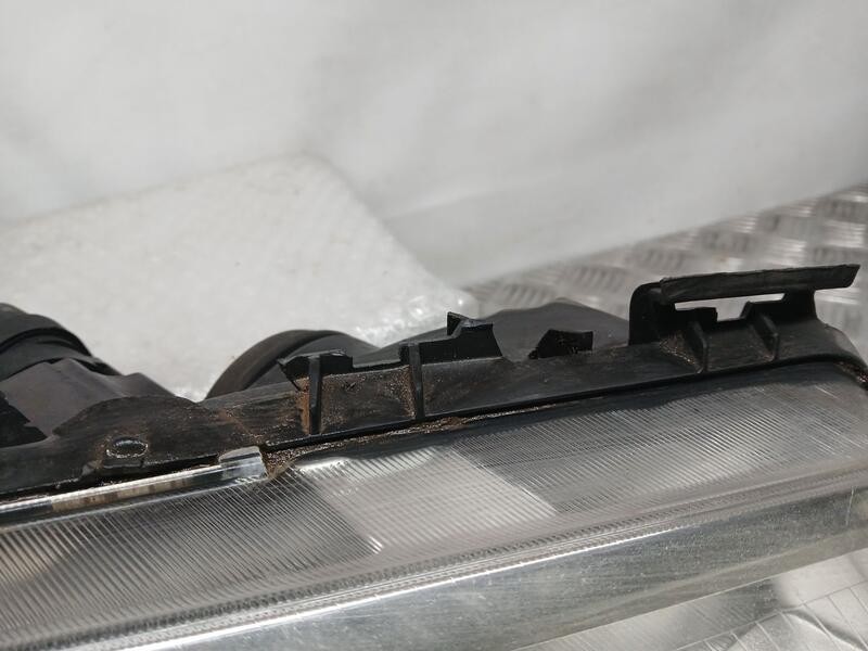 Recambio de faro derecho para renault megane ii familiar dynamique confort referencia OEM IAM 82000733221J  89307000