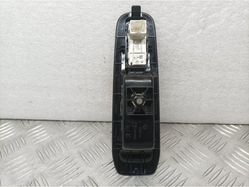 Recambio de mando elevalunas trasero derecho para peugeot 308 active bussines referencia OEM IAM 96762292ZD  VALEO