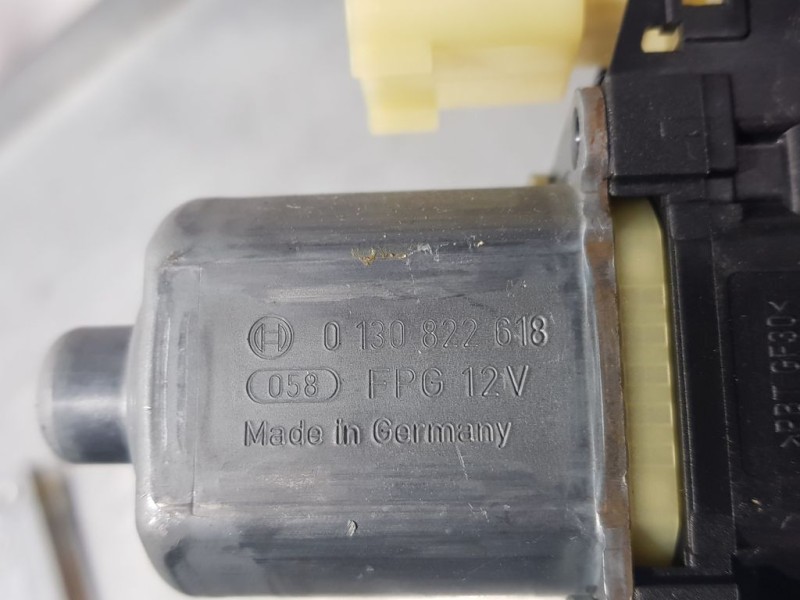 Recambio de motor elevalunas delantero izquierdo para ford fiesta (ccn) trend referencia OEM IAM 130822618  BOSCH